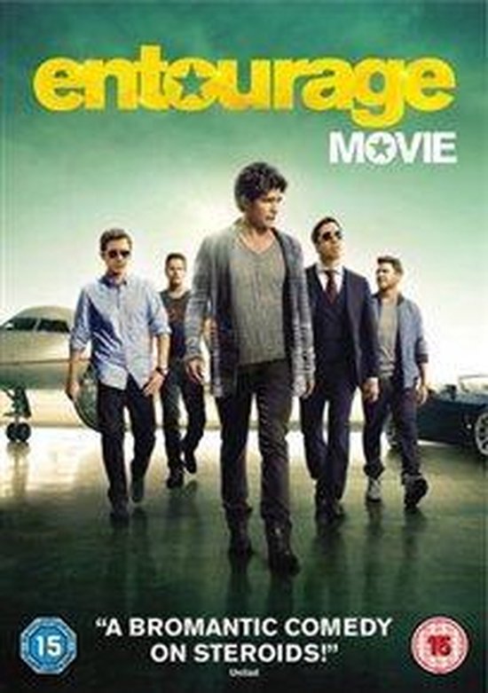 De poster van de film 'Entourage' toont vijf mannen op een vliegveld, met een vliegtuig en auto op de achtergrond. Centraal staat een man in een grijs vest. Bovenin staat de titel 'Entourage Movie'.