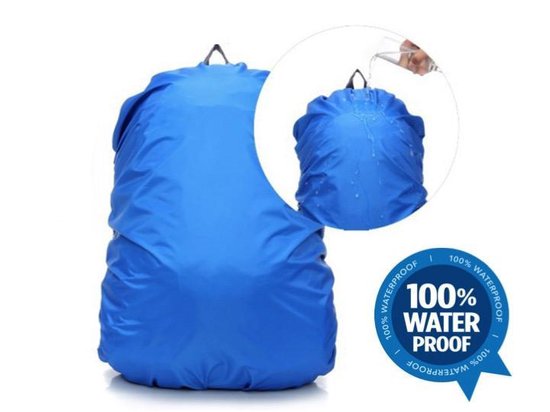 Blauwe rugzak regenhoes met 100% waterdicht logo en detail van waterdruppels.