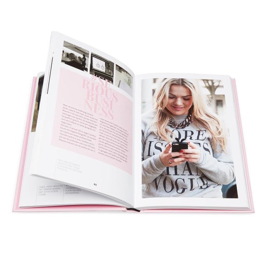 Open boek met foto's van vrouwen in mode, tekst en de tekst "#SERIOUS BUSINESS".