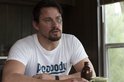 Man in wit shirt met 'Peabody' erop, met blauwe plek op zijn gezicht.