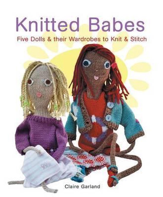Boek 'Knitted Babes' met twee gebreide poppen, één met blond haar en paarse trui, de ander met rood haar en blauwe vest.