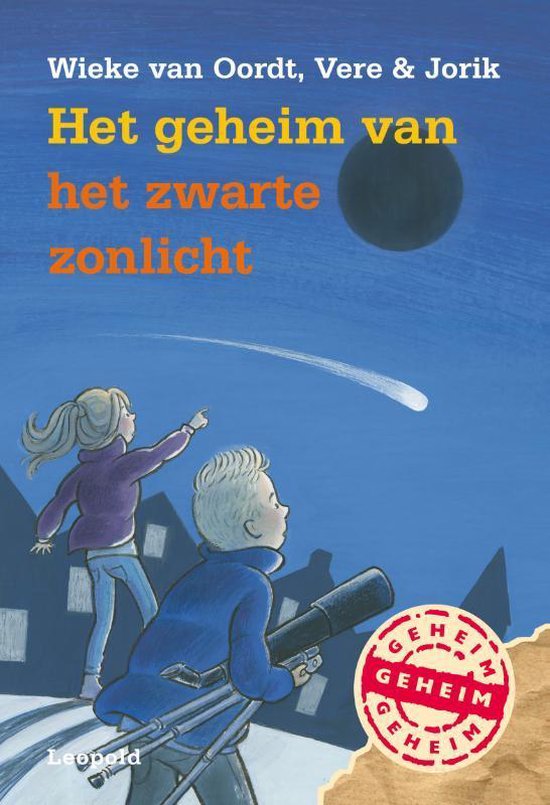 Boekcover met de titel 'Het geheim van het zwarte zonlicht'. Twee kinderen kijken naar de hemel, een jongen heeft een telescoop.