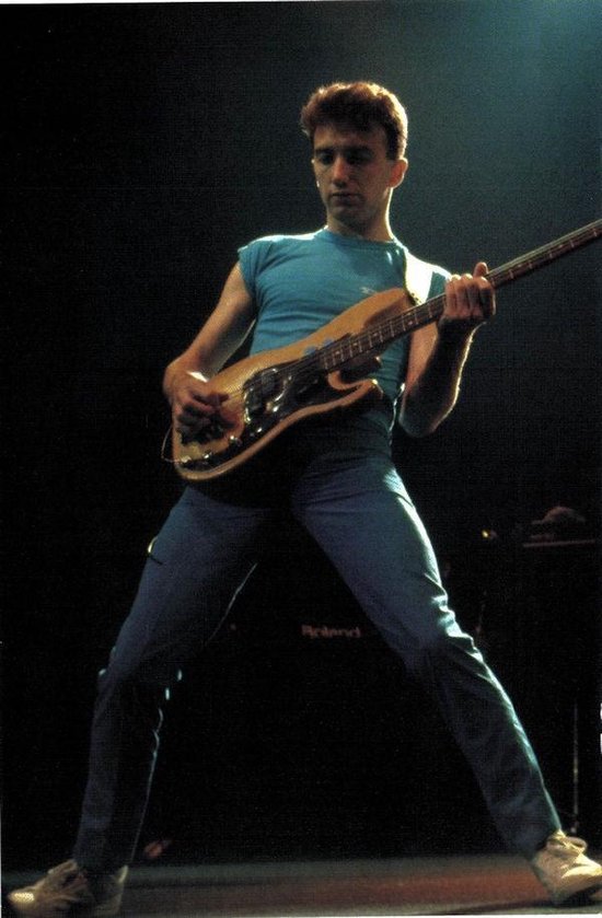 Bassist John Deacon van Queen speelt op een basgitaar.