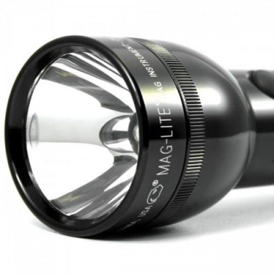 Close-up van de zwarte Maglite zaklamp kop met LED-reflector.