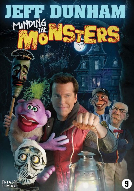 Jeff Dunham, met de poppen Peanut, Achmed en de Grote Muerto, met een lantaarn, voor een spookhuis.
