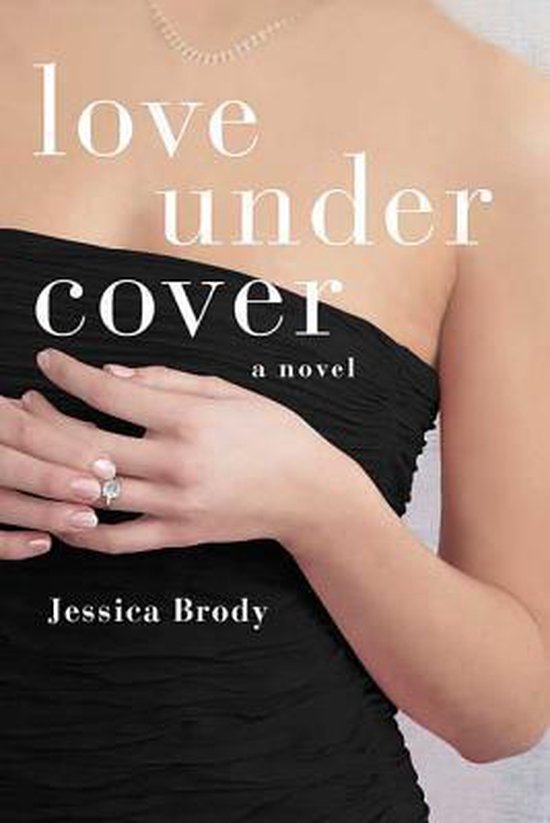Boekcover met de titel 'love under cover' in witte letters op een zwarte jurk, met de handen van een vrouw met een ring.