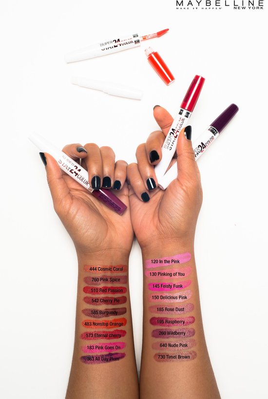 Mensen tonen Maybelline Super Stay 24 Color lipsticks en swatches op armen.
