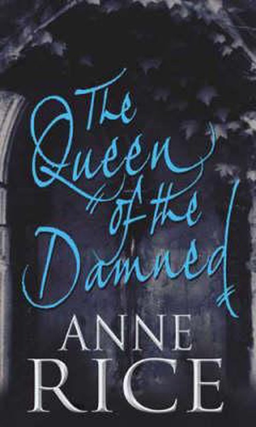 Boek The Queen of the Damned van Anne Rice. De omslag toont de titel in blauwe, sierlijke letters tegen een donkere achtergrond met een boog en bladeren.