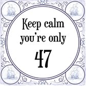 Verjaardag Tegeltje met Spreuk (47 jaar: Keep calm you're only 47 + cadeau verpakking & plakhanger