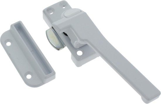 Lichtgrijze raamsluiting met nok en handgreep, naast een sluitplaat.