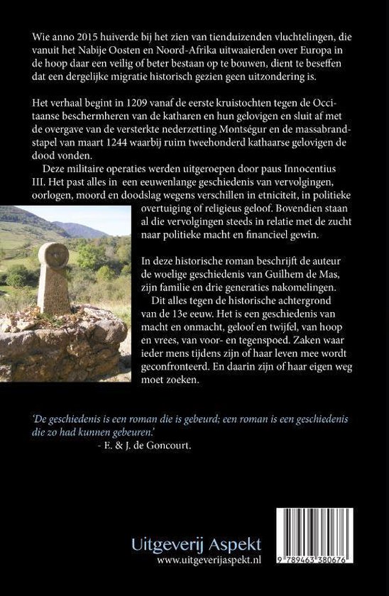 Achterkant van het boek "Mijn Land van Herkomst" met tekst en een afbeelding van een stenen monument in een veld.