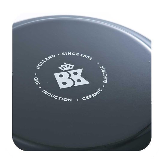 Onderkant van een zwarte braadpan met BK logo en kookplaat symbolen.