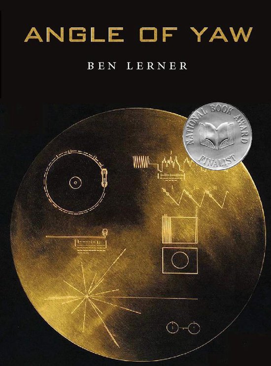 Boekhoes met de titel "Angle of Yaw" van Ben Lerner, met een gouden schijf met technische diagrammen en een "National Book Award Finalist" medaille.