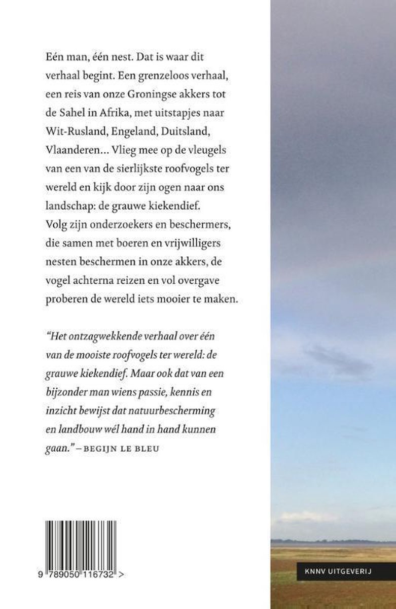 Achterkant boek met tekst en een foto van een landschap met lucht.
