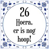 Verjaardag Tegeltje met Spreuk (26 jaar: Hoera! Er is nog hoop! 26! + cadeau verpakking & plakhanger