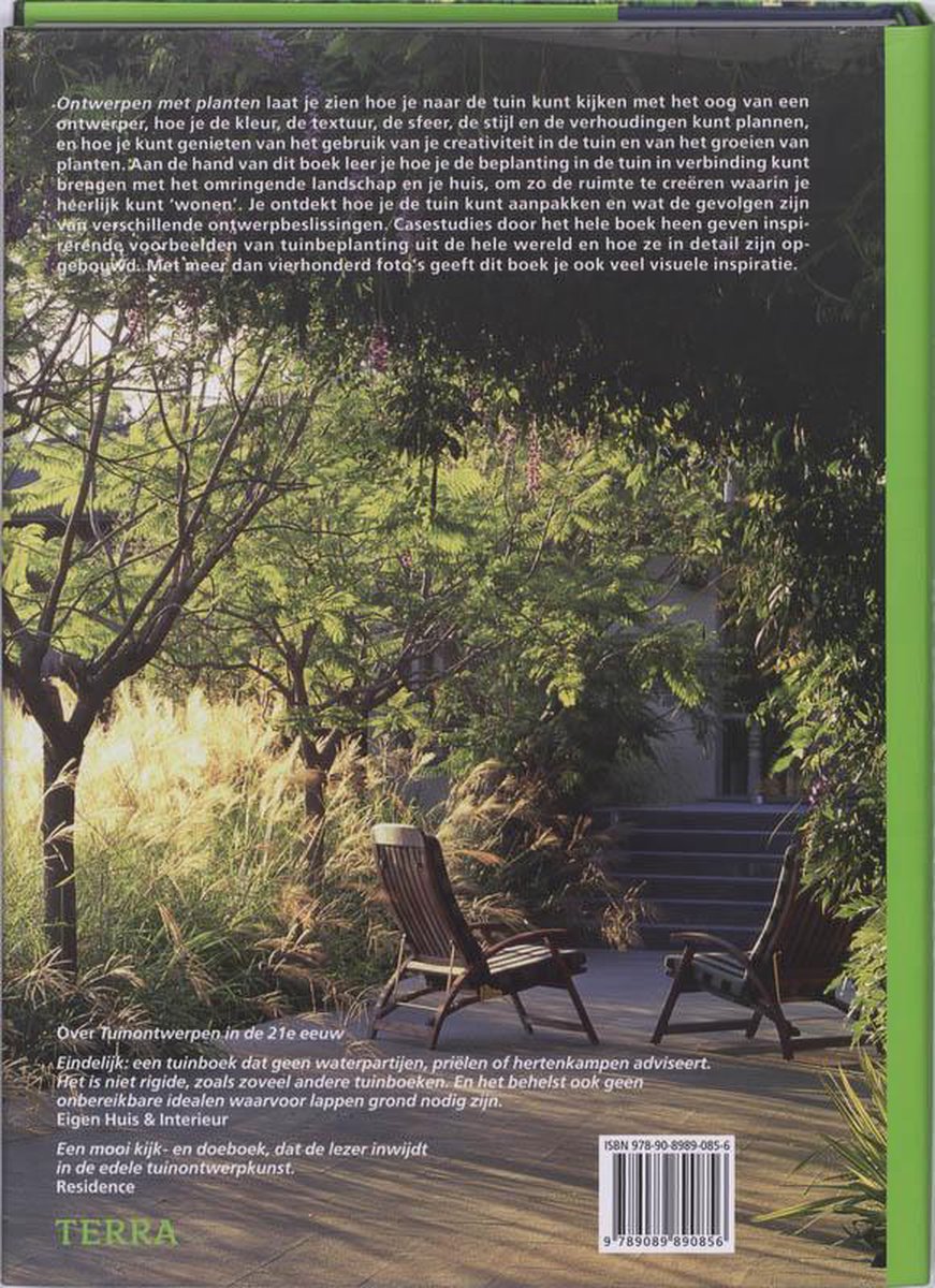 Boekomslag met twee houten ligstoelen op een terras in een weelderige tuin bij zonsondergang. Tekst op achterkant over tuinontwerp.