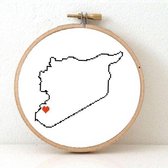 Syria borduurpakket  - geprint telpatroon om een kaart van Syrië te borduren met een hart voor Damascus  - geschikt voor een beginner