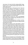 Lilian kijkt in een spiegel, met haar handen omhoog. Roos staat ernaast.