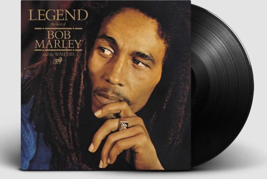 Disque vinyle noir à côté de la pochette d'album "LEGEND the best of BOB MARLEY and the WAILERS" avec Bob Marley.