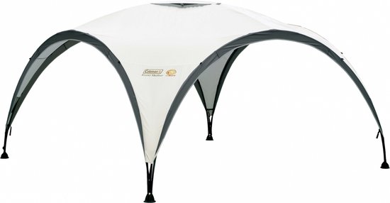 Een witte Coleman Event Shelter partytent met grijze randen, op zwarte poten.