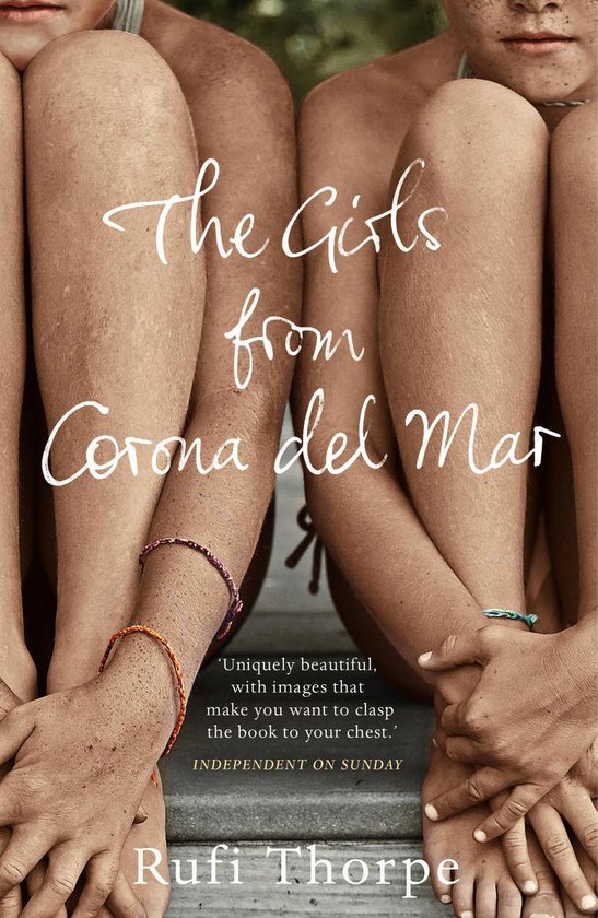 Livre "The Girls from Corona del Mar" par Rufi Thorpe. Trois corps assis serrés l'un contre l'autre, jambes levées.