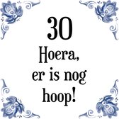 Verjaardag Tegeltje met Spreuk (30 jaar: Hoera! Er is nog hoop! 30! + cadeau verpakking & plakhanger