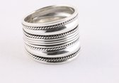 Brede zilveren ring met ribbels en kabelpatronen - maat 22.5