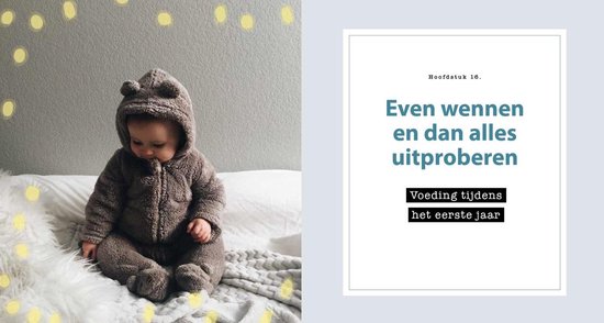 Baby in een bruin beren-pakje zit op een bed met lampjes.