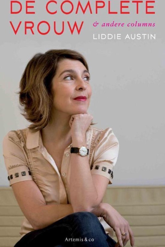 De complete vrouw & andere columns Liddie Austin. Een vrouw met bruin haar draagt een beige blouse en kijkt naar rechts.