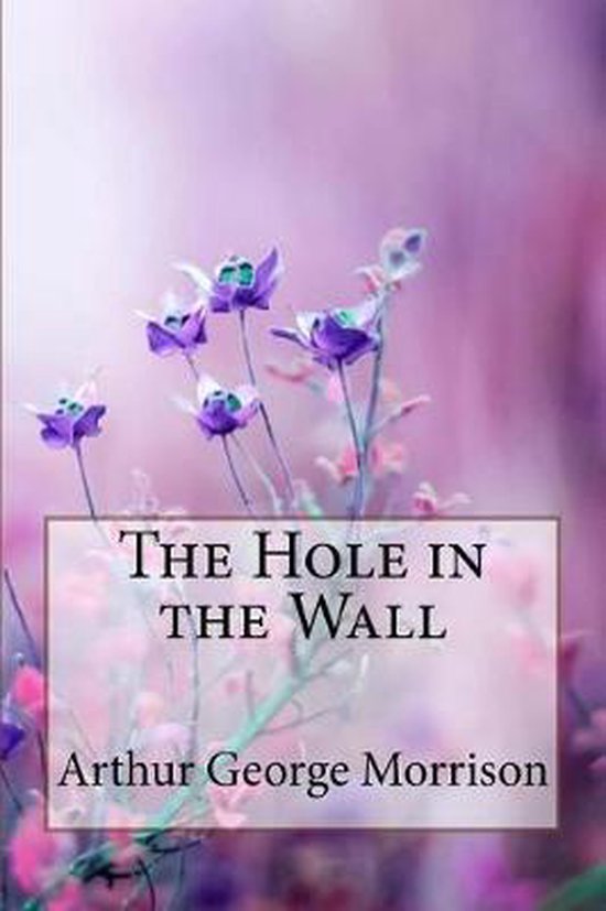 Boekomslag getiteld The Hole in the Wall van Arthur George Morrison, tegen een achtergrond van paarse bloemen.