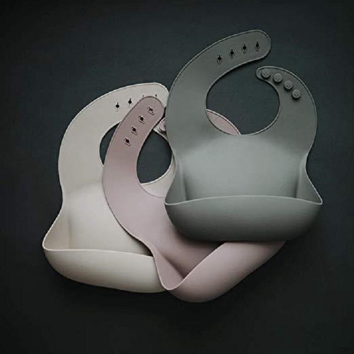 Mushie Siliconen Baby Slabbetje met Opvangbakje | Warm Taupe | BPA ftalaatvrij| afwasbaar