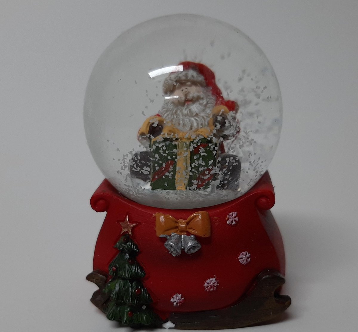 Sneeuwbol cadeauzak op arrenslee en kerstman op groen-rood cadeau 6 cm