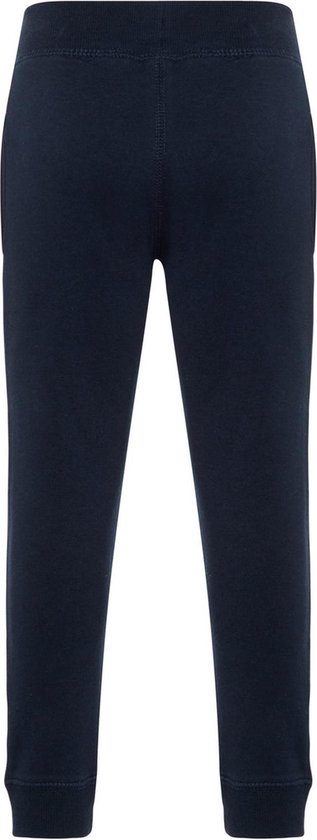 Achterkant van een donkerblauwe joggingbroek met elastische taille.