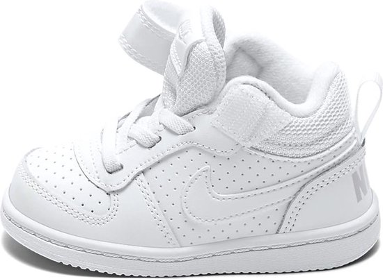 Witte Nike sneaker met veters en klittenbandsluiting.