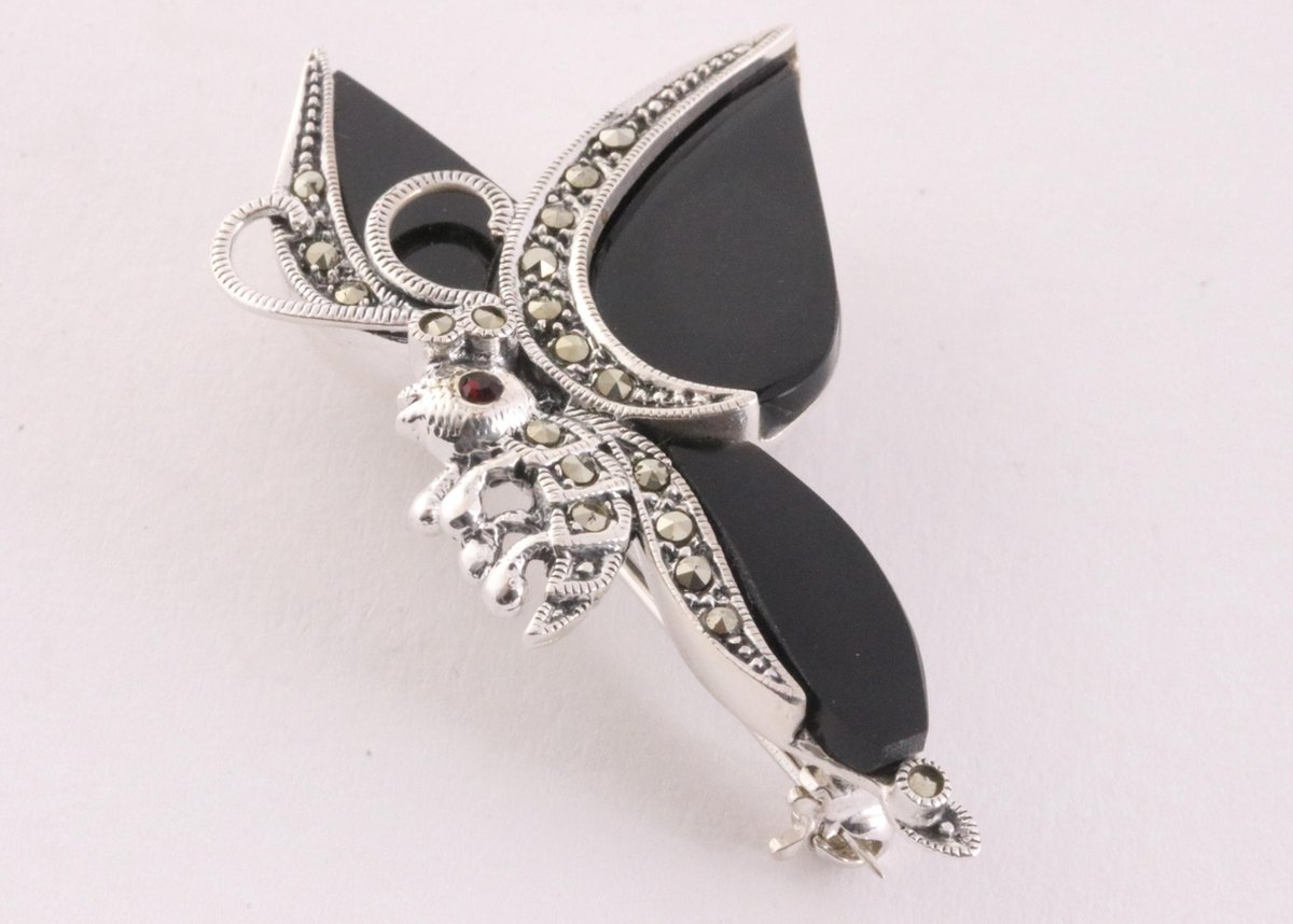 Zilveren vlinder broche met marcasiet, onyx en granaat