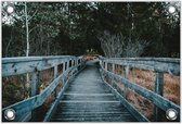 Tuinposter –Loopbrug naar het Bos– 90x60cm Foto op Tuinposter (wanddecoratie voor buiten en binnen)