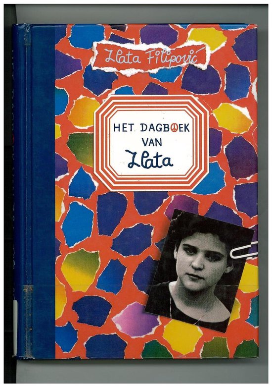 De voorkant van het boek 'Het Dagboek van Zlata' is een collage van gekleurd gescheurd papier in oranje, blauw en paars. Een zwart-wit foto van een jong meisje is aan de rechterkant bevestigd. Bovenop staat 'Zlata Filipović' en in een wit kader 'Het Dagboek van Zlata'.