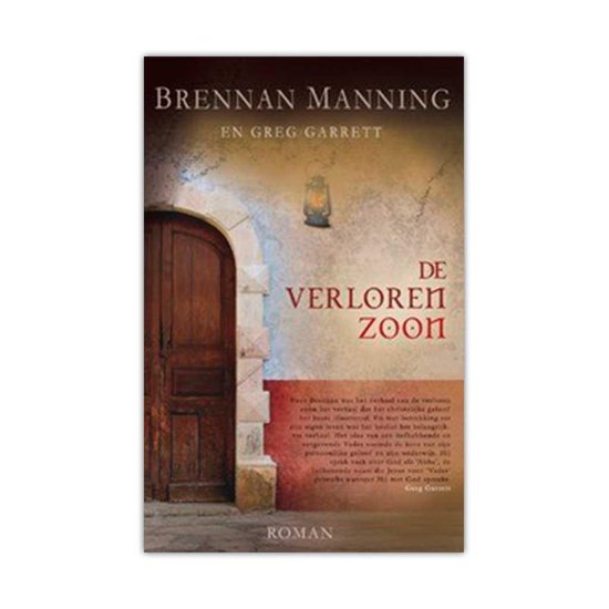 Boekomslag met een bruine houten deur, een lantaarn en de titel 'DE VERLOREN ZOON'.
