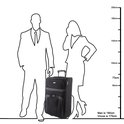 Valise trolley noire à côté d'une silhouette d'homme (190cm) et de femme (175cm).