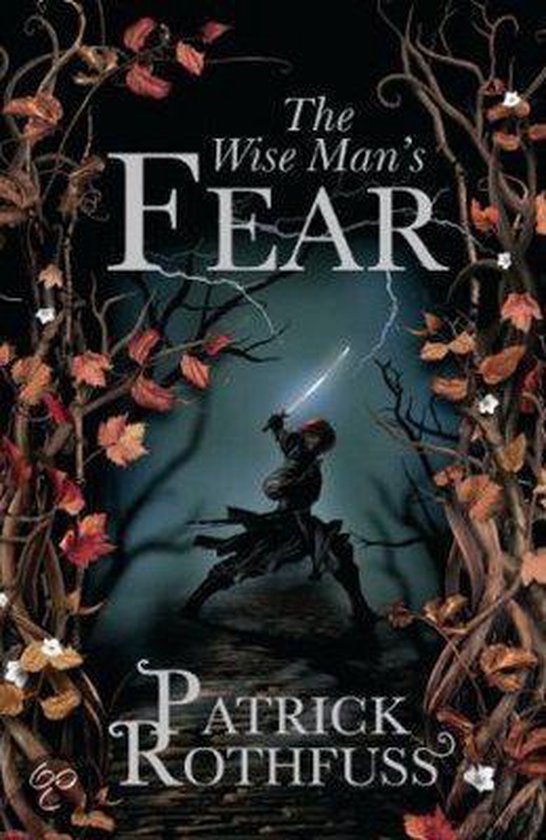 Boekomslag van "The Wise Man's Fear" van Patrick Rothfuss. Een figuur met een lichtzwaard in een donker bos.