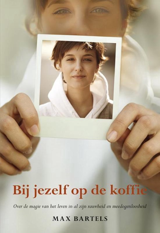 Een vrouw houdt een polaroidfoto van zichzelf vast met de titel 'Bij jezelf op de koffie'.