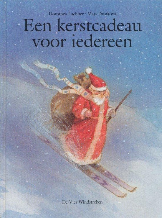 Een kerstman met rode kleren en kerstmuts skiet door een besneeuwd landschap met een grote zak cadeautjes op zijn rug.