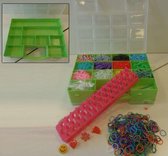 Loom Bands koffer met 2 vaste loomborden,2300 stiekjes,loomnaalden en bedeltjes.