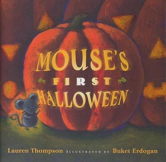Boekomslag met een kleine grijze muis voor een grote oranje pompoen met de tekst 'MOUSE'S FIRST HALLOWEEN'.