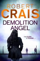 Boekomslag 'Demolition Angel' van Robert Crais. Een vrouw met lang donker haar staat met haar rug naar de kijker. Op de achtergrond silhouetten van drie mannen achter een hek.