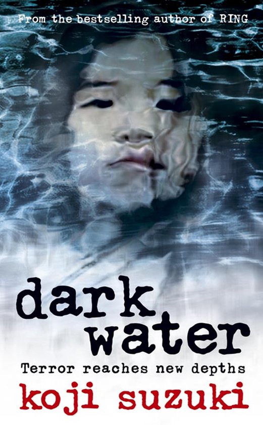 Boekomslag van 'Dark Water' van Koji Suzuki, met een gezicht van een vrouw die onder water kijkt.