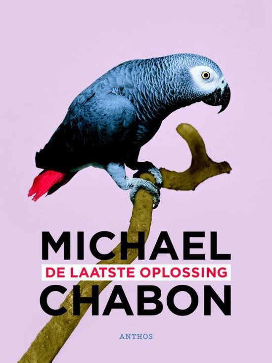 Boekomslag met een grijze papegaai op een tak voor een lichtroze achtergrond.