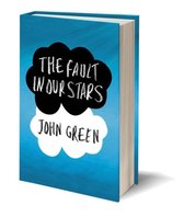 Boekomslag van The Fault in Our Stars door John Green met zwarte en witte wolkdetails op een blauwe achtergrond.