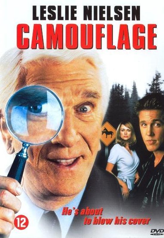 Leslie Nielsen met vergrootglas, met een man en vrouw op de achtergrond. "CAMOUFLAGE" staat bovenaan.