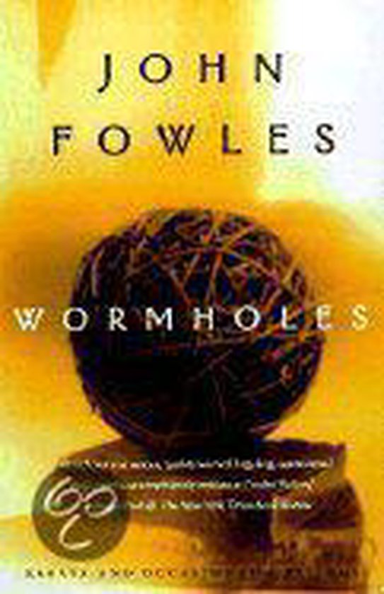 Boek 'Wormholes' van John Fowles met een abstracte gele en oranje achtergrond en een close-up van een bal met draden.